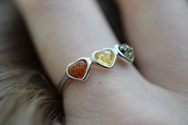 Bague avec ambres multicolores en forme de coeur