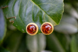 Boucles d'oreilles à tige décorées d'ambre cognac