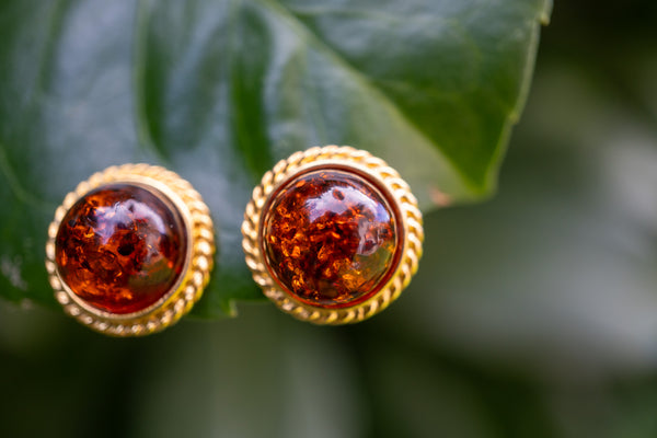 Boucles d'oreilles à tige décorées d'ambre cognac