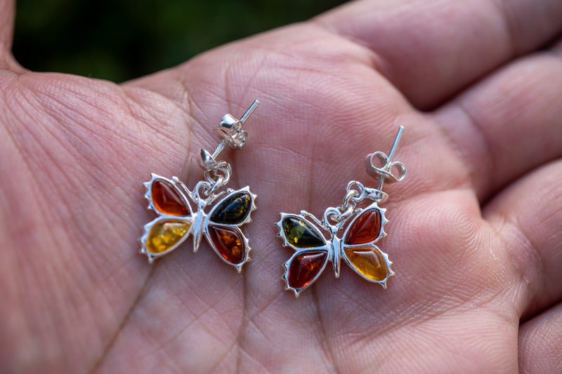 Boucles d'oreilles en ambre multicouleurs en forme de papillon