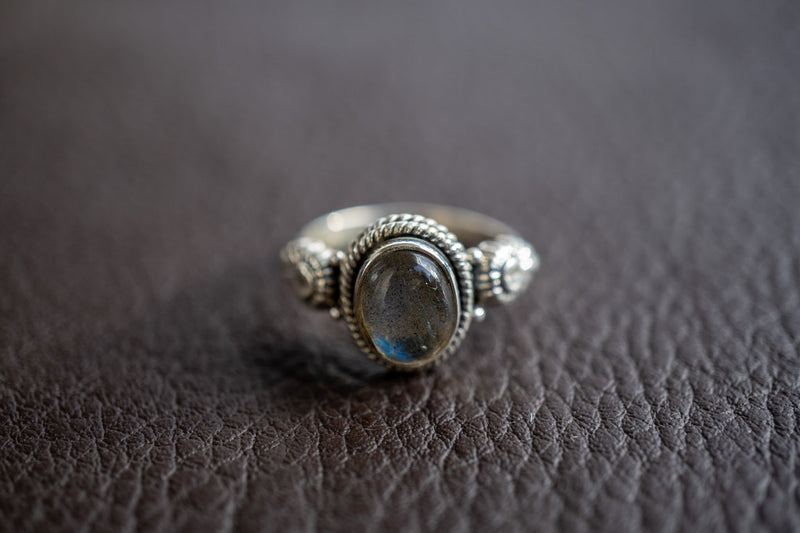 Bague avec labradorite grise en argent 925 forme ovale