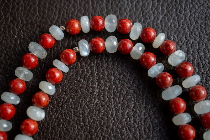 Collier élastique en pierre de lune grise et corail bambou