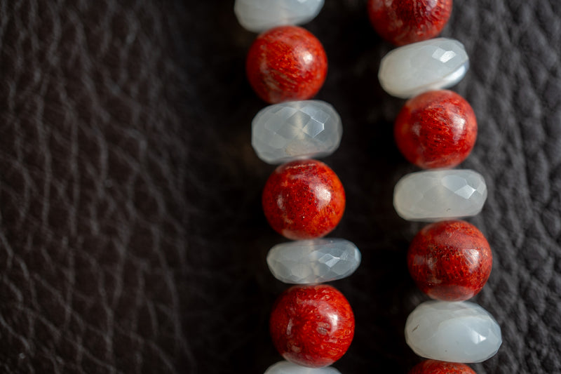 Collier élastique en pierre de lune grise et corail bambou