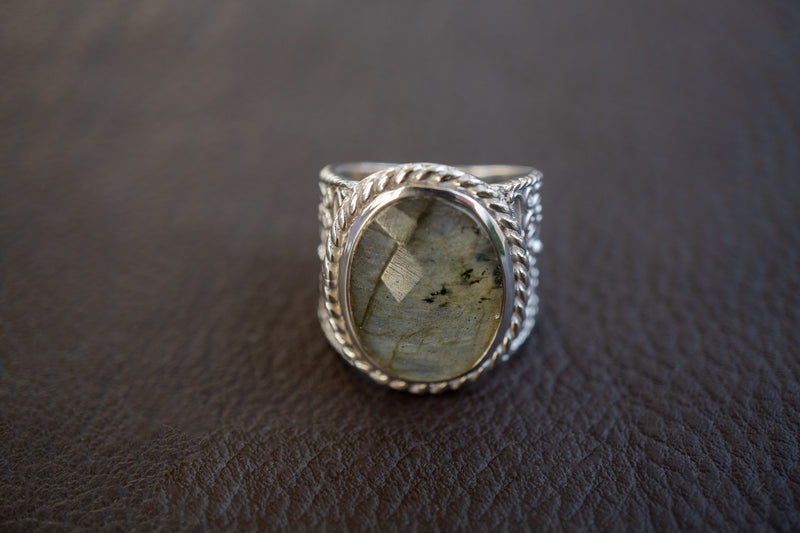 Bague avec labradorite grise en argent 925