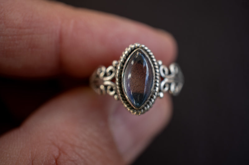 Bague avec labradorite grise en argent 925 en forme de diamant