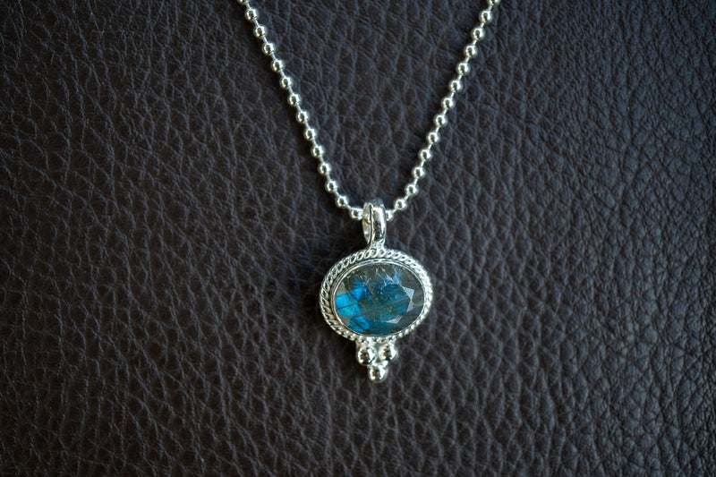 Pendentif avec labradorite grise en argent 925