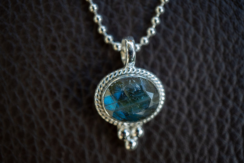 Pendentif avec labradorite grise en argent 925