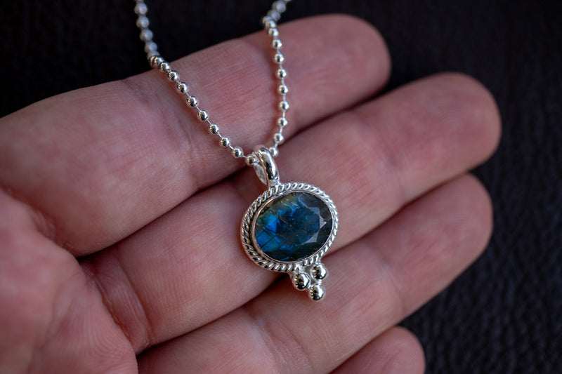 Pendentif avec labradorite grise en argent 925