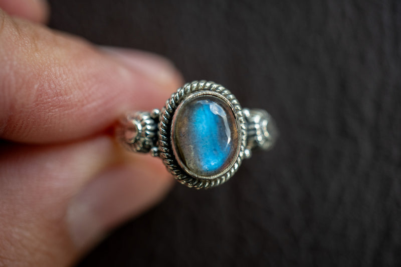 Bague avec labradorite grise en argent 925 forme ovale