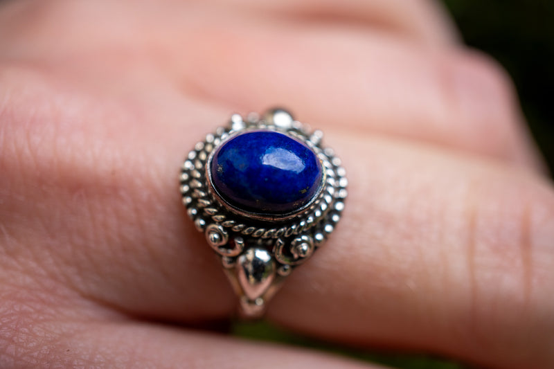 Bague ronde en lapis-lazuli décorée