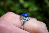 Bague ronde en lapis-lazuli décorée