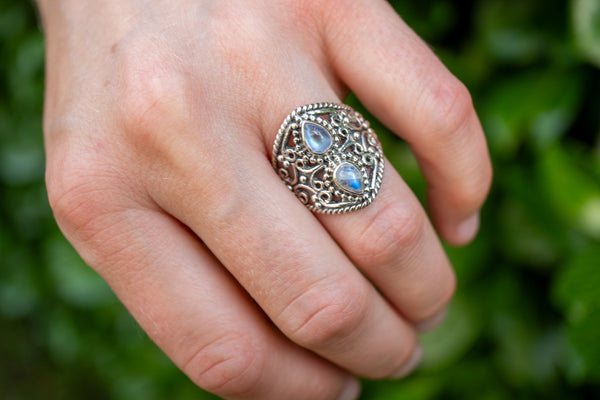 Ring mit weißem Labradorit (Regenbogenmondstein) im Mughal-Stil