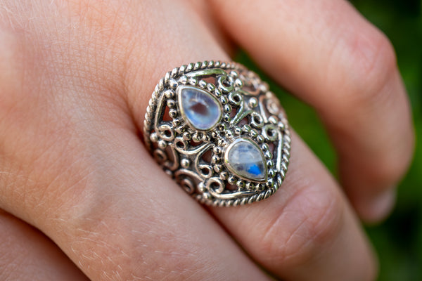 Bague avec labradorite blanche (pierre de lune arc-en-ciel) style Moghol