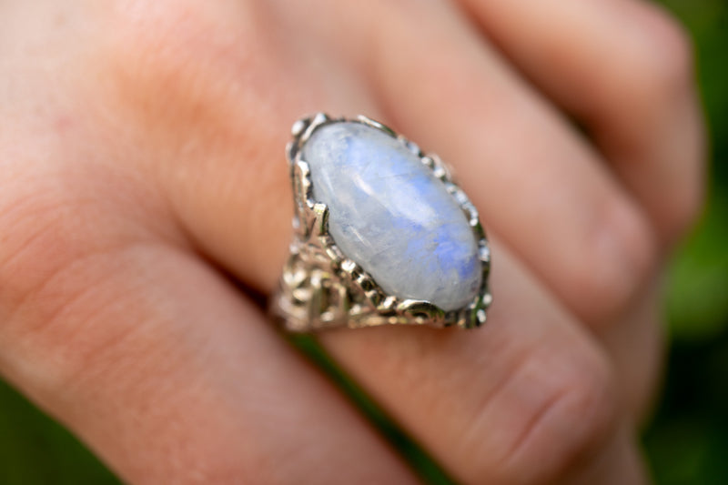 Bague avec labradorite blanche (pierre de lune arc-en-ciel)