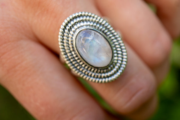 Bague avec labradorite blanche (pierre de lune arc-en-ciel)