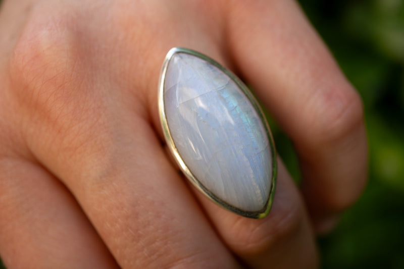 Bague avec labradorite blanche (pierre de lune arc-en-ciel)