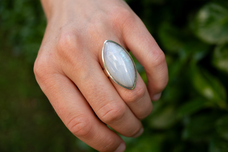 Bague avec labradorite blanche (pierre de lune arc-en-ciel)