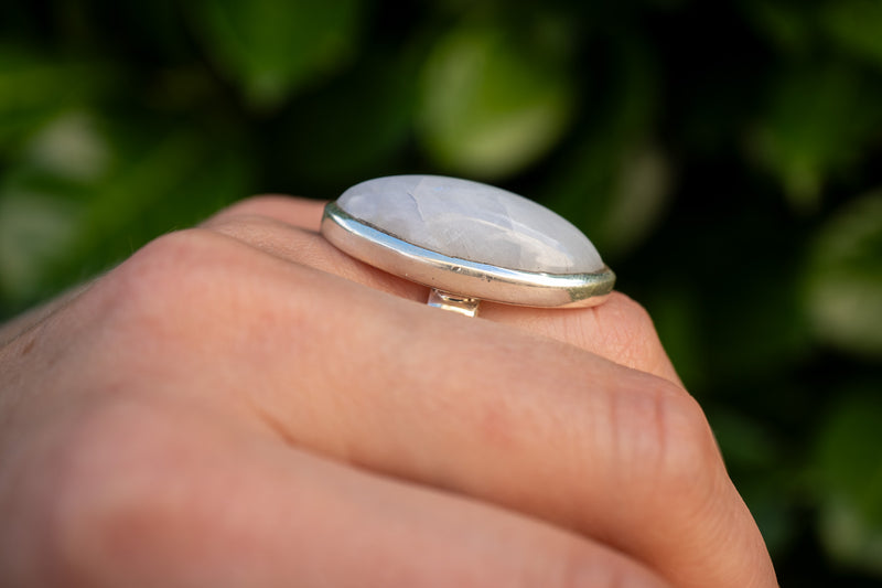 Bague avec labradorite blanche (pierre de lune arc-en-ciel)