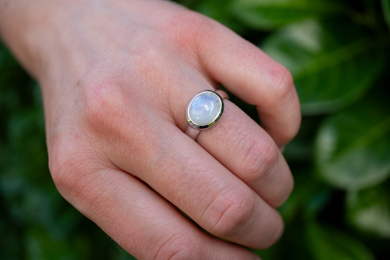 Bague avec labradorite blanche (pierre de lune arc-en-ciel)