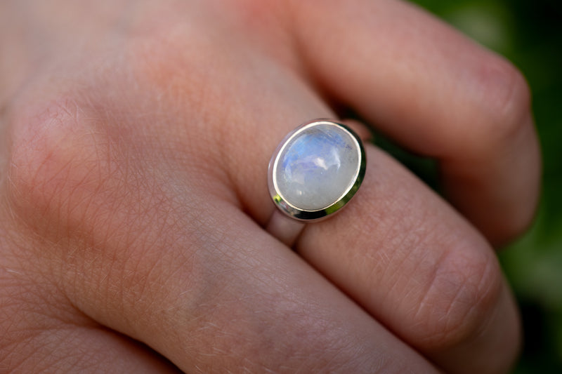 Bague avec labradorite blanche (pierre de lune arc-en-ciel)