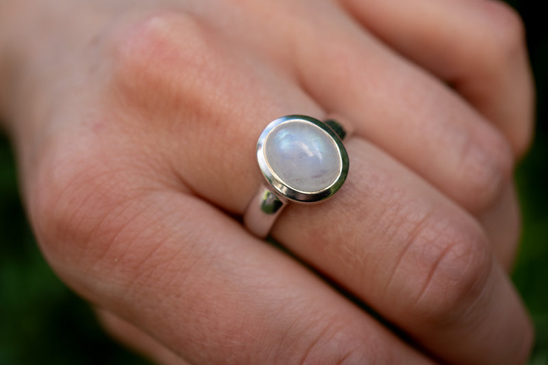 Bague avec labradorite blanche (pierre de lune arc-en-ciel)