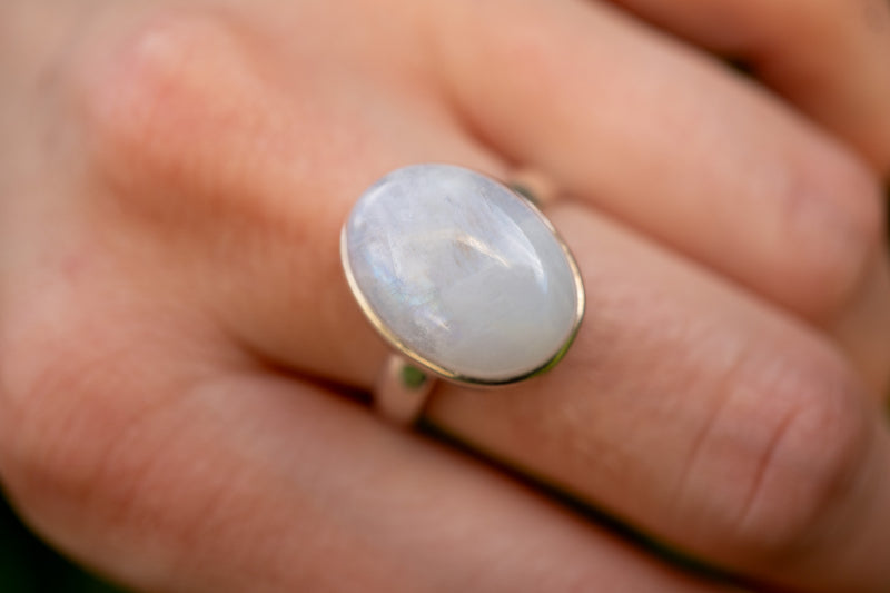 Bague avec labradorite blanche (pierre de lune arc-en-ciel)