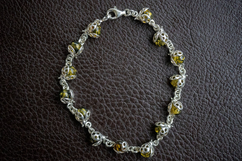 Bracelet avec ambre vert en forme de coccinelle