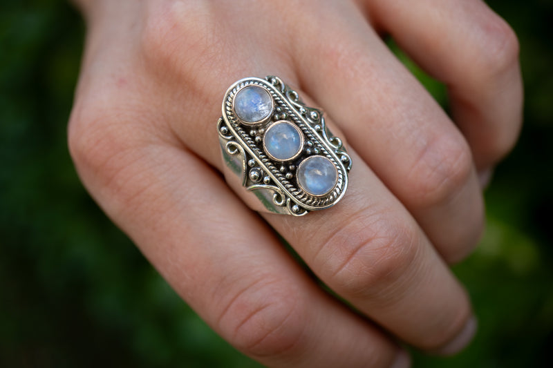 Bague avec labradorite blanche (pierre de lune arc-en-ciel)