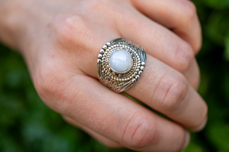 Bague avec labradorite blanche (pierre de lune arc-en-ciel)