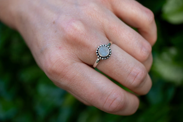 Bague avec labradorite blanche (pierre de lune arc-en-ciel)