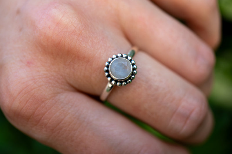 Bague avec labradorite blanche (pierre de lune arc-en-ciel)