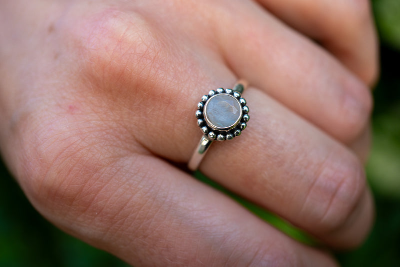 Bague avec labradorite blanche (pierre de lune arc-en-ciel)