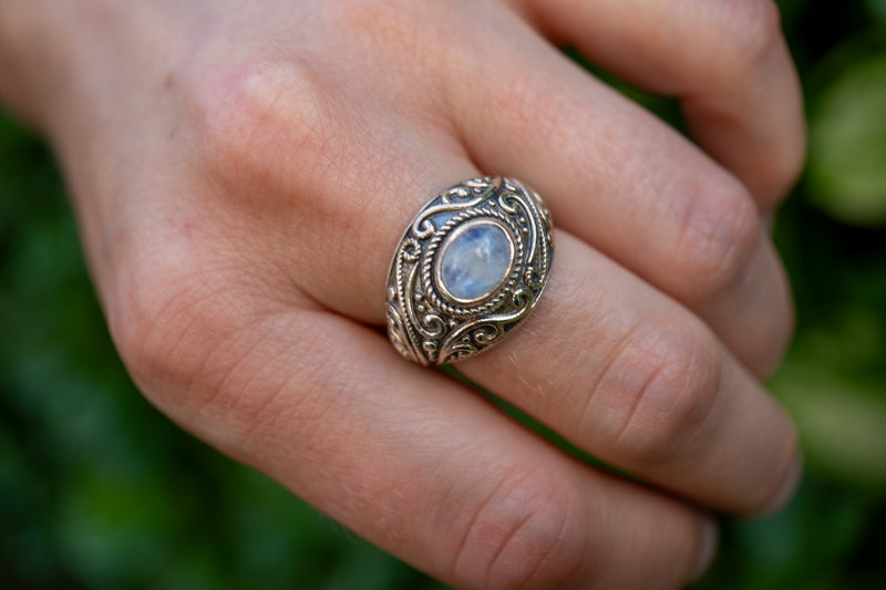 Bague avec labradorite blanche (pierre de lune arc-en-ciel)