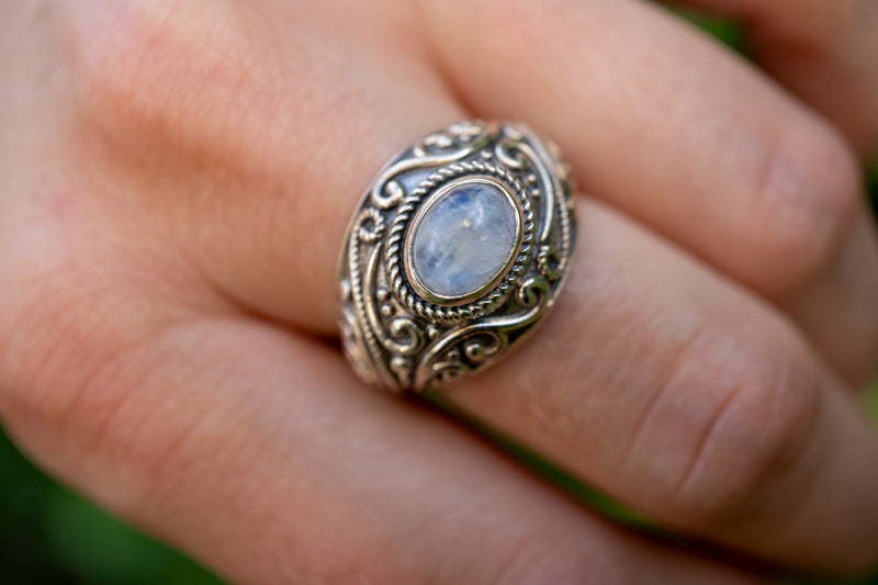 Bague avec labradorite blanche (pierre de lune arc-en-ciel)