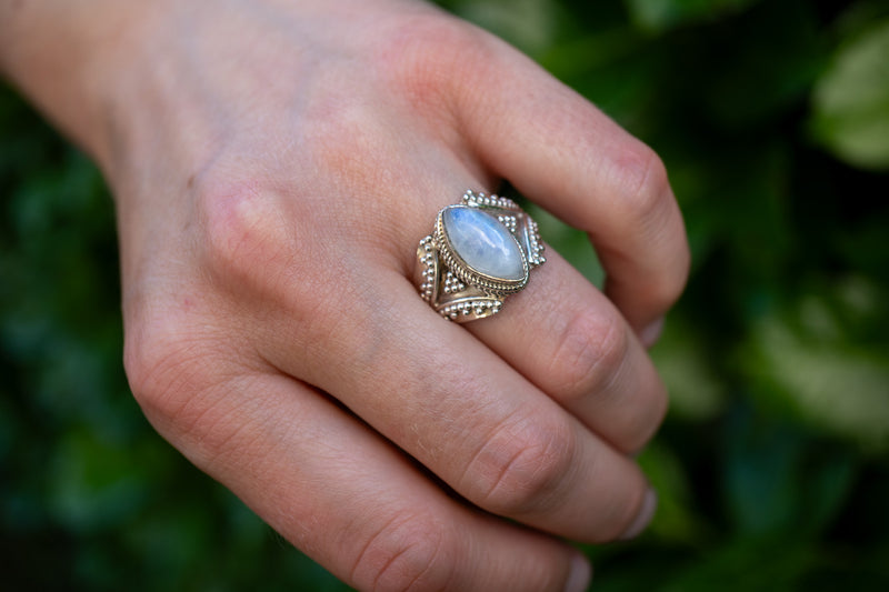 Bague avec labradorite blanche (pierre de lune arc-en-ciel)