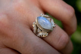 Bague avec labradorite blanche (pierre de lune arc-en-ciel)