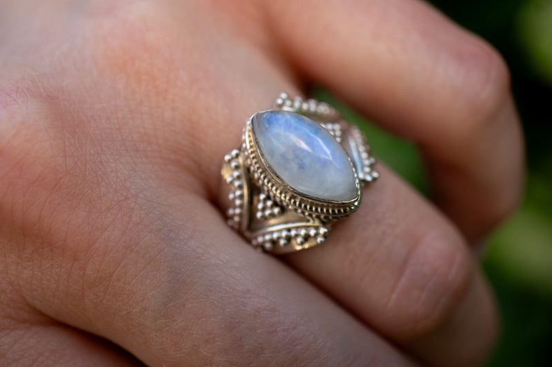 Bague avec labradorite blanche (pierre de lune arc-en-ciel)