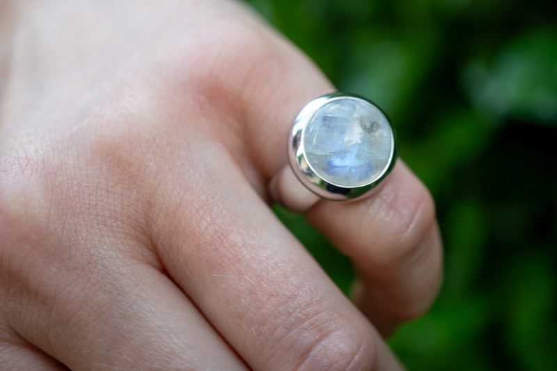 Bague avec labradorite blanche (pierre de lune arc-en-ciel)