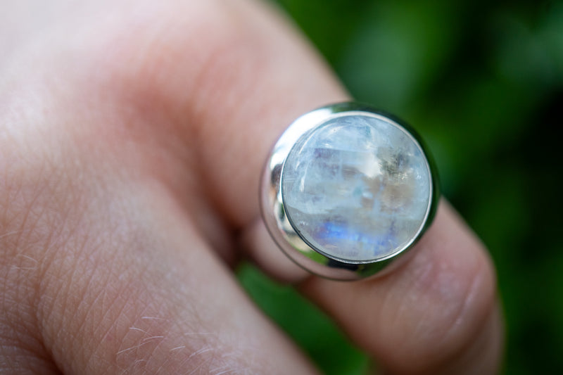 Bague avec labradorite blanche (pierre de lune arc-en-ciel)