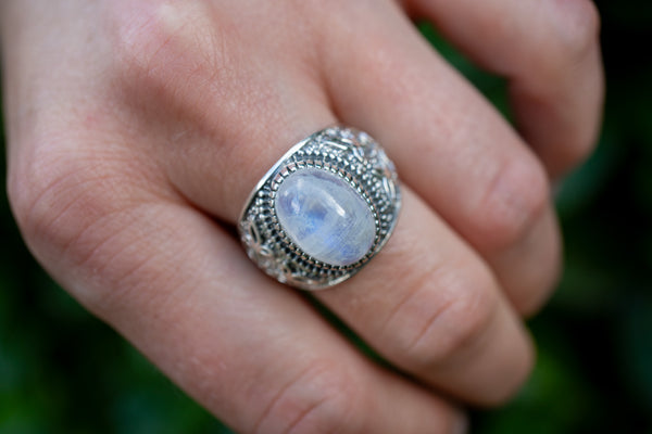 Bague avec labradorite blanche (pierre de lune arc-en-ciel)