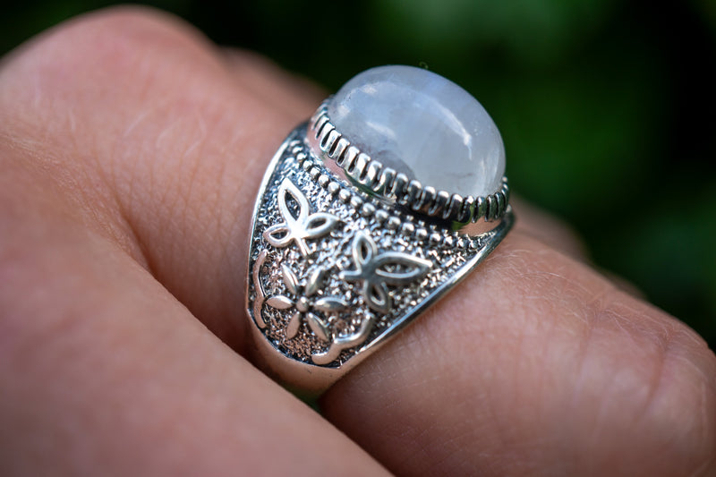 Bague avec labradorite blanche (pierre de lune arc-en-ciel)