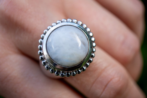 Bague avec labradorite blanche (pierre de lune arc-en-ciel) ronde