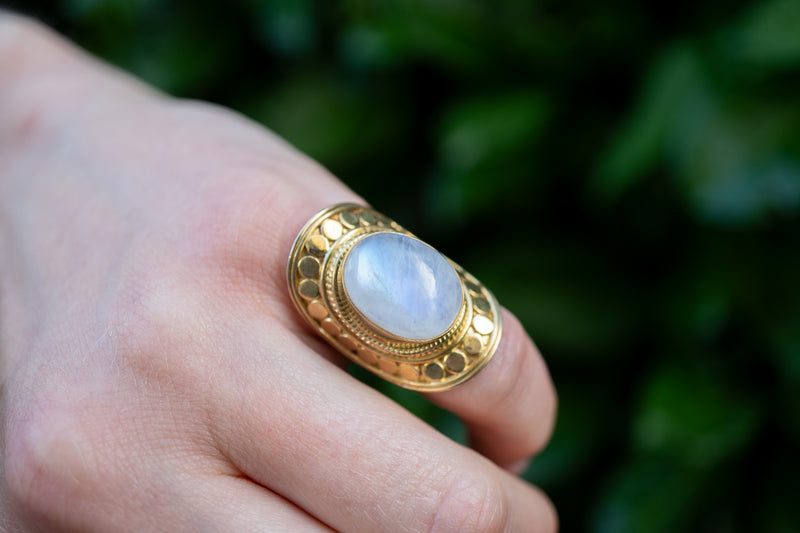 Bague avec labradorite blanche (pierre de lune arc-en-ciel)