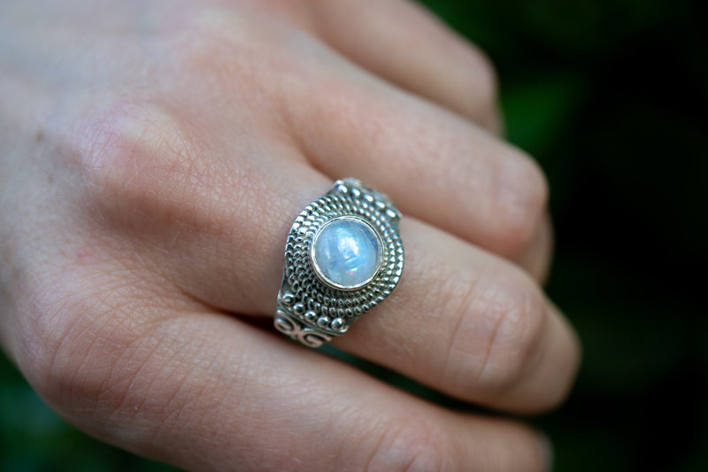 Bague avec labradorite blanche (pierre de lune arc-en-ciel)