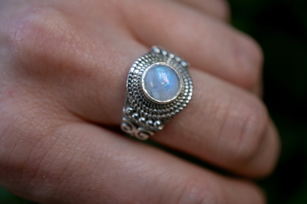 Bague avec labradorite blanche (pierre de lune arc-en-ciel)