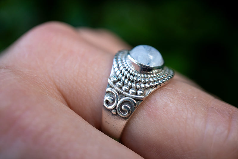 Bague avec labradorite blanche (pierre de lune arc-en-ciel)