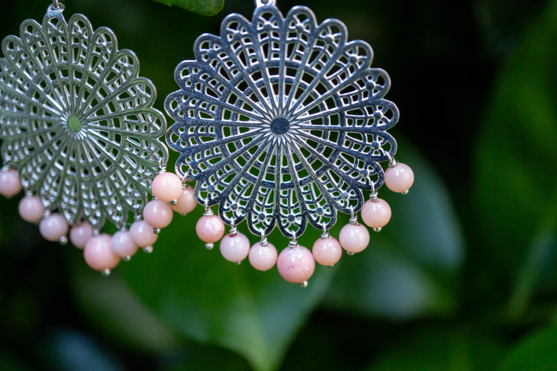 Boucles d'oreilles filigrane avec opales roses