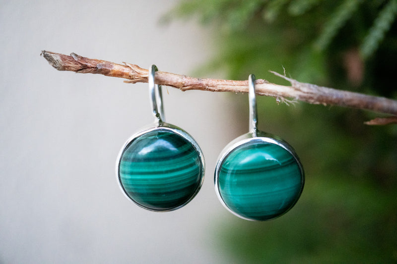 Boucles d'oreilles avec malachite rond en argent 925