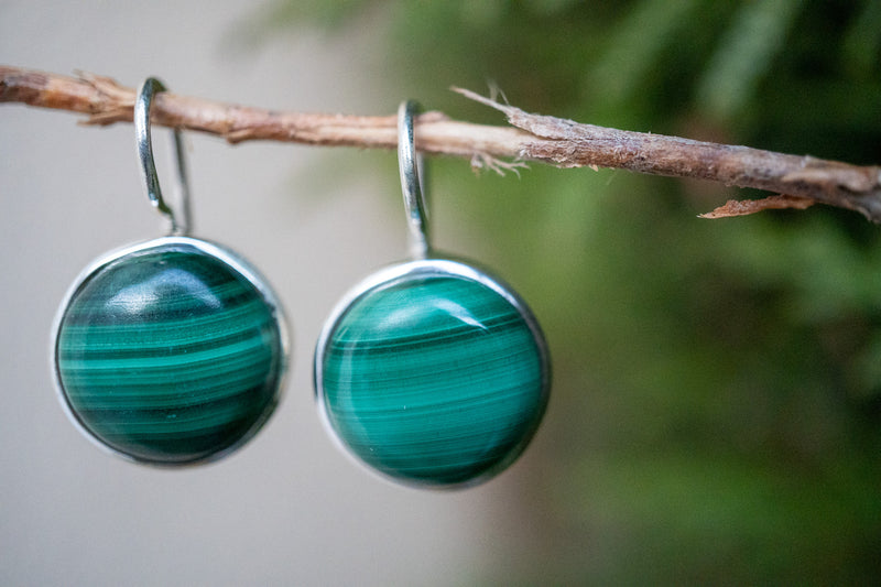 Boucles d'oreilles avec malachite rond en argent 925