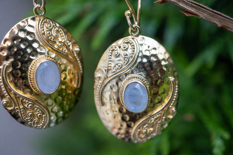 Boucles d'oreilles style indien labradorite blanche (pierre de lune arc-en-ciel)